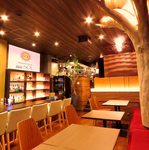 テーブル席を別角度で…会社宴会や結婚式の二次会に必須のプロジェクターも有ります！