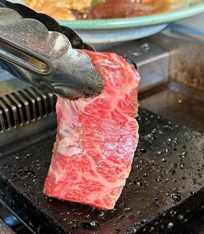 お肉は客席で「鉄板」「溶岩プレート」などを使って料理をしていただきます