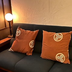 4人掛けのソファーでアナログ音楽やブルーレイなどで55型TVで楽しむことが出来ます。お好きなyoutube画像ももグーグルキャストでTVなどで観る事が可能です。