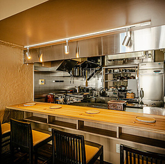 4席限定のカウンター。