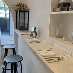 お一人様のご利用も大歓迎。デートにも使えるカウンター席。朝8時から営業しておりますので、出勤前の朝活やちょっとした空き時間のカフェ利用にもぴったり。スタッフとの距離も近く、おすすめメニューもお尋ねください。ご来店お待ちしております。