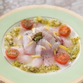 料理メニュー写真 キウィフルーツソースで食べる鮮魚のカルパッチョ