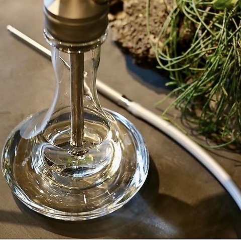 グレーベースの高級感のある内装が際立つシーシャカフェ&バー 女子会・誕生日での利用