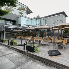 【カフェ＆レストラン】ガラス張りの店内は清潔感があふれ、開放的な空間◎店内はみやこめっせ館内の京都伝統産業ミュージアムと連携し、インテリアに伝統工芸品を取り入れているため、おしゃれでモダンな装飾を楽しめます♪また定期的に模様替えをしているので、来るたびに変わるインテリアにも注目してみてください！
