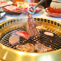 カウンター席もご用意ありますので、仕事帰りにふらっと一人焼肉もできます。2名様でご予約の場合、混雑時には、カウンター席にご案内させて頂く場合がございます。