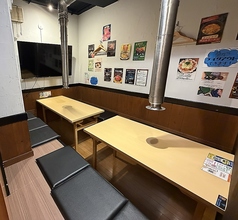 10名で座れる掘りごたつ。足ものばせてのびのび快適に過ごせます。モニターもあるのでお好きな映像をみながら長時間でもゆっくり過ごせます!コース料理利用にも便利なスタイルです。