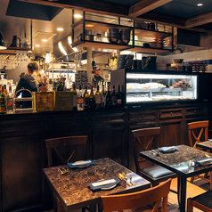 【おしゃれ空間で女子会・デート】小物や照明が彩るおしゃれな店内は、デートや女子会、ちょっとした飲み会にぴったり。ゆったり過ごせるソファー席は予約必須です。清潔感あふれる落ち着いた空間で、お席のみの利用から女子会・バースデー・記念日向けの飲み放題付きコースまで幅広く対応しています。