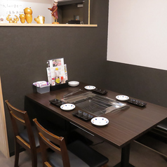 当店のテーブル席は、ゆったりと広々とした席で、友人やご家族と一緒に焼肉を囲みながら、楽しいひとときをお過ごしいただけます。特別な時間をお楽しみください。