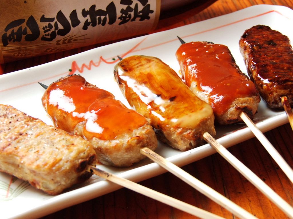 『つくね盛合せ』580円…左から塩・トマトソース・てりマヨ・BBQ・タレ　いろんなつくねを食べ比べ！
