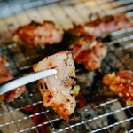 韓国のり、卵黄、ゴマを乗せたホルモン専用ご飯をご用意しております。ぜひご一緒にご堪能ください♪