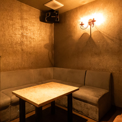 2名様～5名様でご利用いただけるテーブル席を2卓完備しています。お仕事帰りの飲み会や宴会にも最適です。また、2次会としての利用もできますよ。当店は音響設備も整っているためカラオケやTVも楽しむことができます。木製のぬくもりのあるテーブル席で、気の合う仲間とワイワイ盛り上がってください♪お待ちしております。