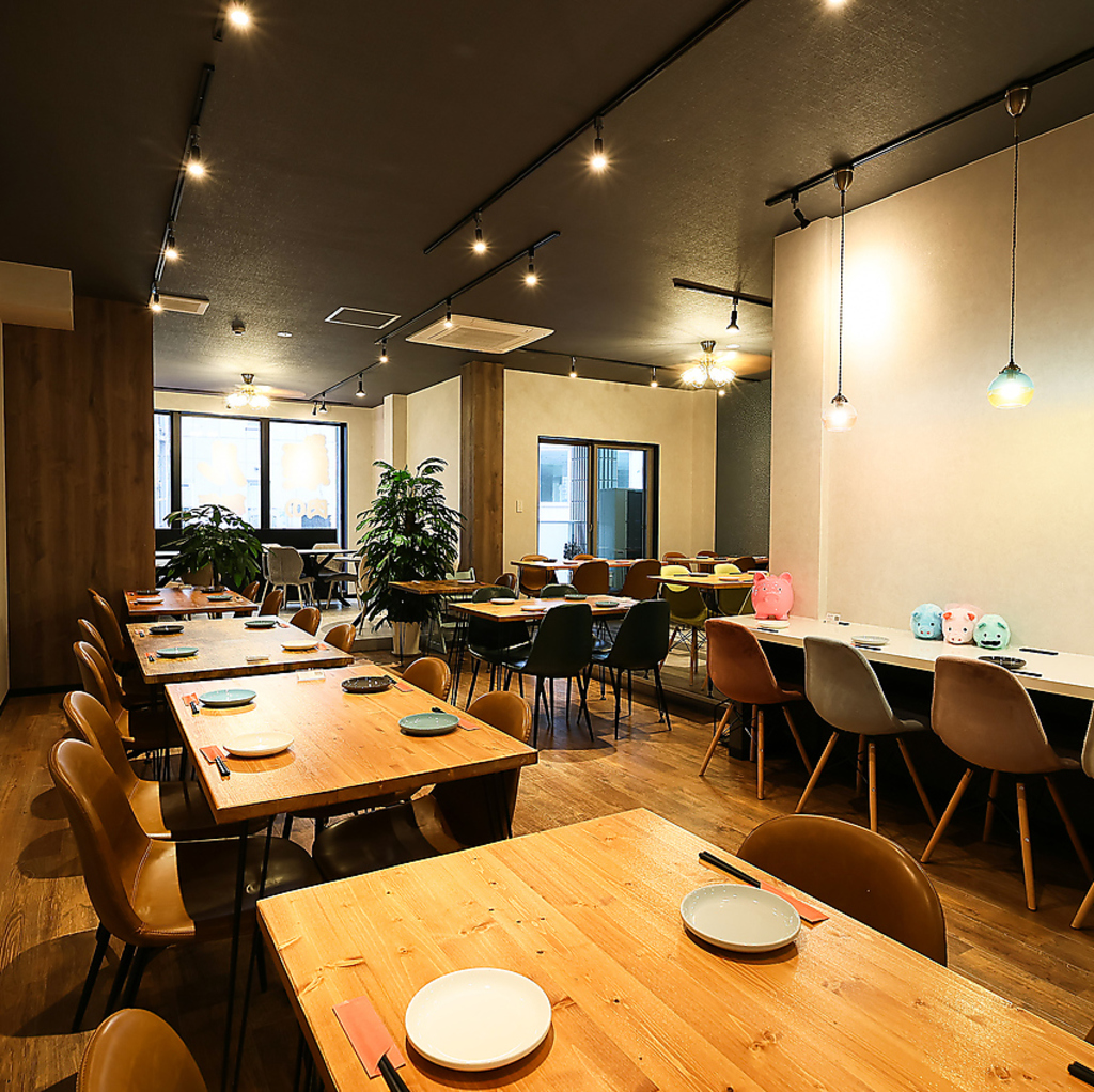 店内広々で100名様までご利用できます。貸し切りは最大70名様までとなります。