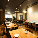 店内広々で100名様までご利用できます。貸し切りは最大70名様までとなります。