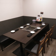 各テーブルには、無煙ロースターを完備しており、煙を気にせず思う存分お肉を焼いていただけます。心地よい雰囲気の中で、厳選されたお肉と美味しいお酒を堪能してください。