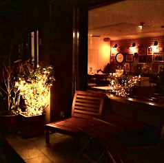 都会の喧騒を忘れさせてくれる、開放感あふれるオープンテラス席です。晴れた日のランチや、気分を変えたい時、外の空気に触れたい時におすすめの、特等席です。※詳細は店舗へご連絡ください