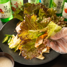 自慢の焼肉をサンチュに包んで◎チャミスルやマッコリもの写真