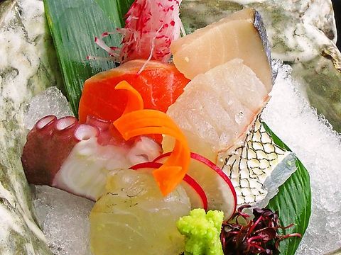 生産者から直接仕入れるこだわりの新鮮食材を使った繊細な日本料理をが楽しめる。