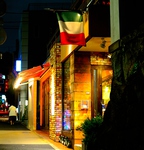 路地裏にある大人の隠れ家は、夜も雰囲気抜群◎暖色系のあたたかな光が皆さまをお待ちしております♪