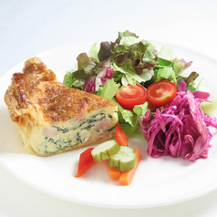 ほうれん草とベーコンのキッシュ サラダ添え