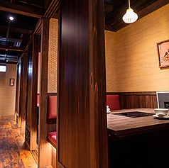 【個室：2～4名×5卓】扉付きの完全個室は、プライベート感を重視したい女子会やデート、大切な記念日にぴったりの上質な空間です。中国・台湾の要素を取り入れた装飾が非日常的な雰囲気を演出し、周りを気にせずにお食事に集中いただけます。扉付き個室で、心ゆくまで大人の非日常体験を！