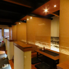 横並びでお食事を楽しめる掘りごたつのお席はデートにぴったりです！隣のお席とは暖簾で仕切られているので、周囲を気にすることなくリラックスしてお過ごしいただけます。