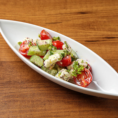 フェタチーズとトマトのギリシャサラダ