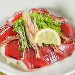 香ばしく炙られたカツオの皮目と、肉厚な赤身の旨みがご飯や薬味と絶妙に調和した至福の味わいです♪