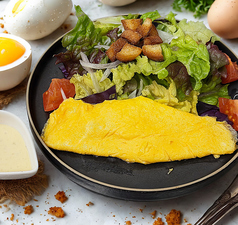 半熟オムレツのシーザーサラダ