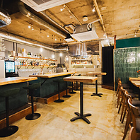 木を基調とした落ち着いた店内