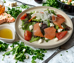 スモークサーモンとクリームチーズのサラダ