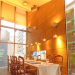 天井が高く広々とした空間の2階席でゆったりランチタイム