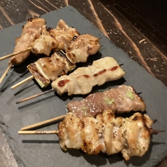 炭火で焼く焼き鳥と串焼の香ばしさのこだわり