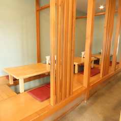 店内には4名様用のテーブル席を3卓、6名様用のお席を1卓完備しており、すべて足を楽に伸ばせる掘りごたつ仕様となっております。ご友人同士での楽しいお食事や大切な方とのデート、少人数での気軽な飲み会など、日常の様々な場面に寄り添う快適な空間です。それぞれの利用シーンに合わせてどうぞご活用くださいませ。