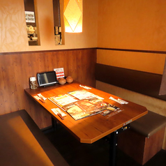 【テーブル席】清潔感ある明るい雰囲気の店内♪