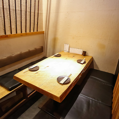 【テーブル席】4名様～10名様まで対応できるテーブル席がございますので、会社のご宴会、2次会など様々なシーンでご利用いただけます。