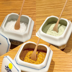 三種の塩で味わう専門店ならではの天麸羅