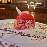 誕生日には特製ドルチェをご用意しております！メッセージを添えて、特別な日を心からお祝いします。