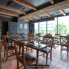 【アンティーク空間でゆったり宴会】アンティーク調のインテリアと柔らかな照明が心地よい、居心地抜群のくつろぎ空間。落ち着いたブラウンソファは、女子会やデート、飲み放題付きの宴会にも最適。まるでヨーロッパのカフェのような雰囲気の中で、美味しい料理とともに贅沢なひとときをお楽しみいただけます。