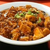 前菜から一品料理、点心、麺類、ご飯物まで、種類豊富な本格中華料理を取り揃えております。自慢の自家特製石焼き麻婆豆腐は、熱々で痺れる辛さがやみつきになる逸品。その他、ジューシーな小籠包などの点心、厳選された魚や肉を使った料理など、熟練の料理人が腕を振るう奥深い中華の世界を存分にお楽しみいただけます。