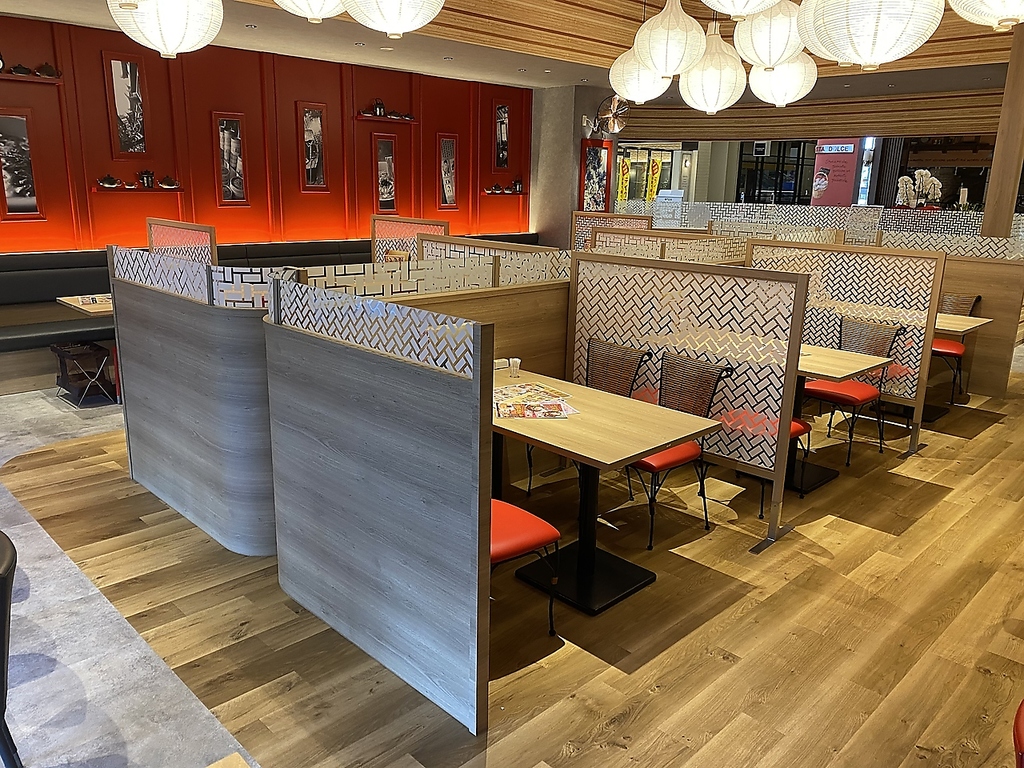 明るく開放的な店内♪