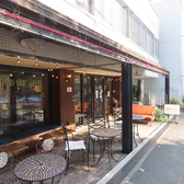 開放的な広々としたテラス席をご用意しております。店内は全面禁煙のため、お食事をゆっくりお楽しみいただけます。お煙草を吸われるお客様は、テラス席にて喫煙が可能です。どなた様にも快適にお過ごしいただける空間です。