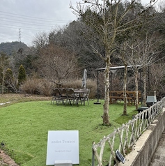 日常をリセットしたい時にぴったりの、開放感あふれる4名様用テラス。目の前に広がる田園風景は、どんな装飾よりも贅沢なご馳走です。天気の良い日には、陽光を浴びながらテラスでのんびりと。自然のBGMに耳を傾けながら、開放感を存分に堪能いただけます。※テイクアウトのお客様のみのご利用になります。