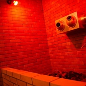 施設内には「熱風オートロウリュサウナ」や「よもぎ泥塩サウナ」などもご用意しております。サウナの後にウッドデッキでリラックスした後は、こだわりのサウナ飯をどうぞ！