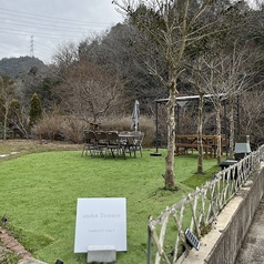 澄んだ空気と四季折々の自然をダイレクトに感じる、6名様用のテラス席。吹き抜ける風を感じながら、みんなで美味しい料理を頬張れば、まるでおしゃれなピクニックに来たような高揚感を味わえます。※テイクアウトのお客様のみのご利用になります。