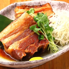 ☆人気爆発☆三枚豚を泡盛で煮込んだこだわりの逸品！「名物ラフティー」の写真