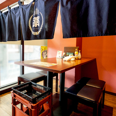 にぎやかで明るい店内。少人数から大人数のご宴会まで、座席は人数に合わせてご用意いたします。会社宴会や気の合う仲間との飲み会など…様々なシーンでご利用いただけます！