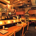隠れ家的イタリアンなバル♪黒と木を基調とした店内です。新宿の喧騒を忘れさせる落ち着ける空間♪