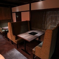 1階カウンター席の後ろにあるテーブルBOX席。ゆっくりお過ごし頂けます。