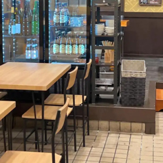 【ご家族やご友人とのお食事にぴったり♪】仲間同士の飲み会や、ご家族とのお食事にちょうどいいサイズ感。お料理を囲んでワイワイ楽しめる、使い勝手の良いテーブル席です。