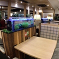 新設席の横には大きな水槽がズラリ！メダカや熱帯魚が泳いでますよ♪小さなお子様連れのお客様にオススメしております♪